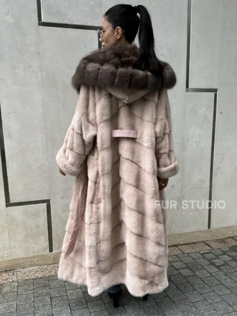 Норковая шуба с капюшоном из меха куницы пудрового цвета (нежно-розовый) - фото 11