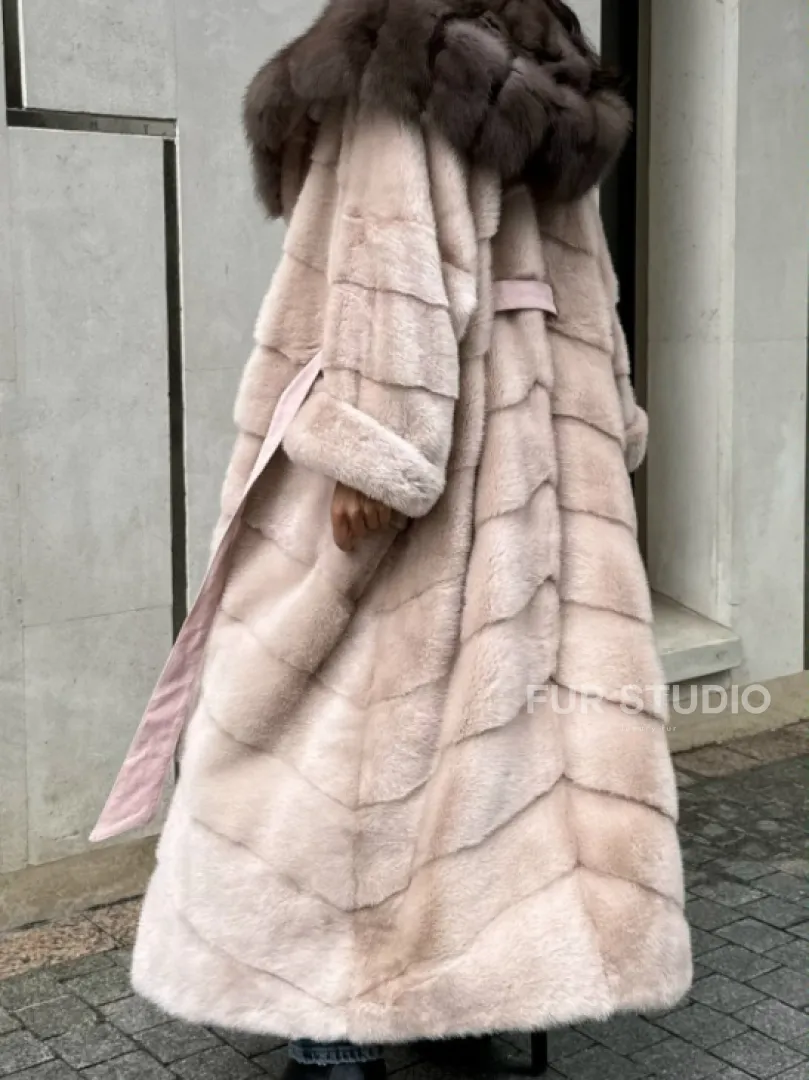 Норковая шуба с капюшоном из меха куницы пудрового цвета (нежно-розовый) - фото 6