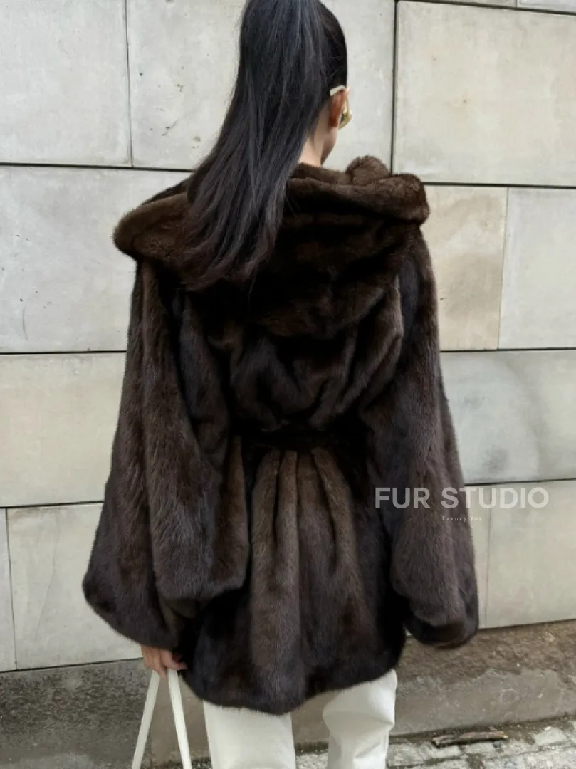 Шуба из скандинавской норки с капюшоном летучая мышь, роспуск орех - фото 4