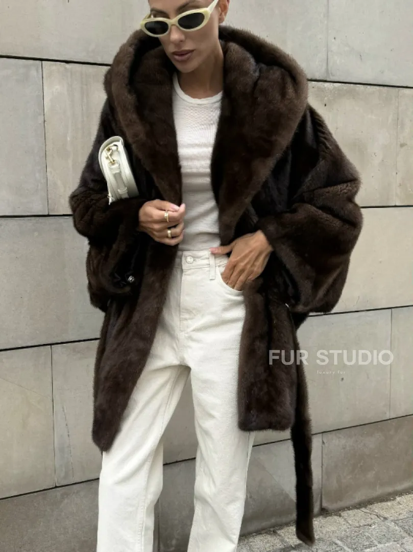 Шуба из скандинавской норки с капюшоном летучая мышь, роспуск орех - фото 3