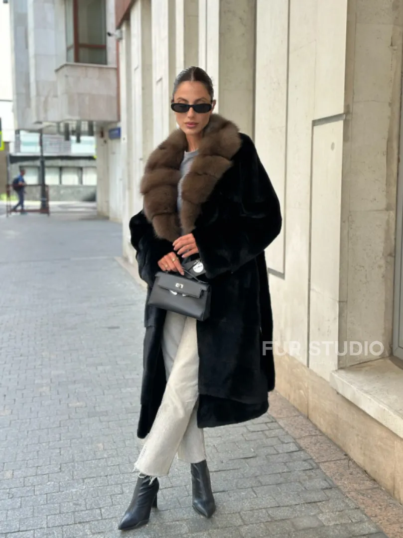 Черная шуба BLACK NAFA с английским воротником из куницы - фото 14