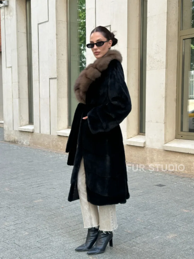 Черная шуба BLACK NAFA с английским воротником из куницы - фото 15