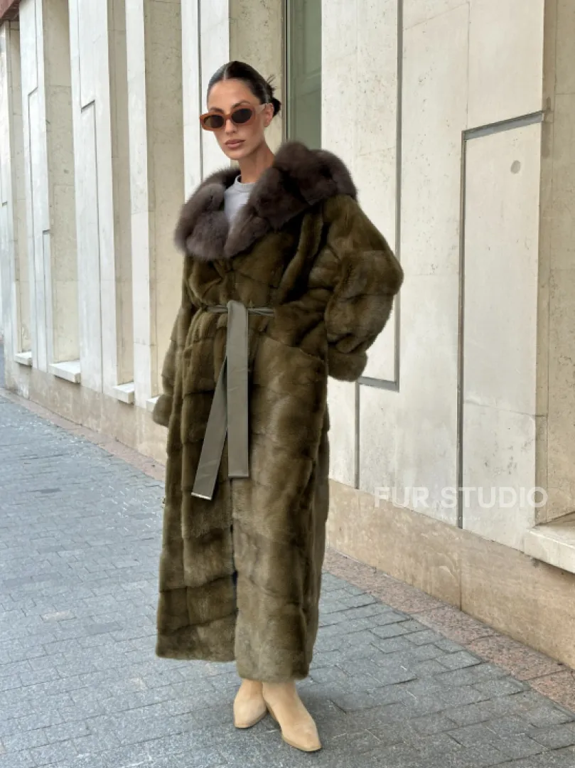 Норковая шуба зеленого цвета с капюшоном из меха куницы - фото 0