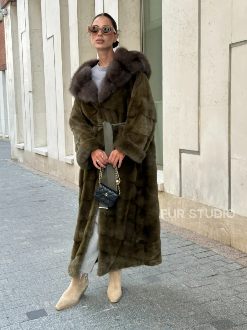 Норковая шуба зеленого цвета с капюшоном из меха куницы - фото 14