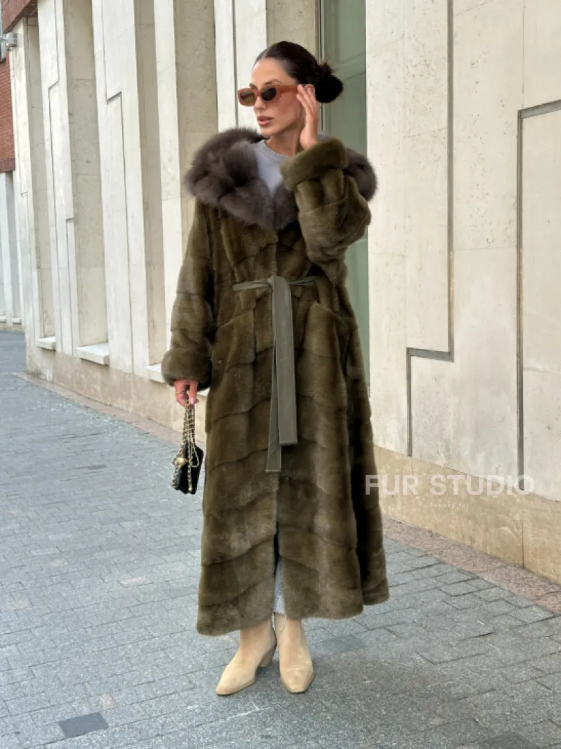 Норковая шуба зеленого цвета с капюшоном из меха куницы - фото 13