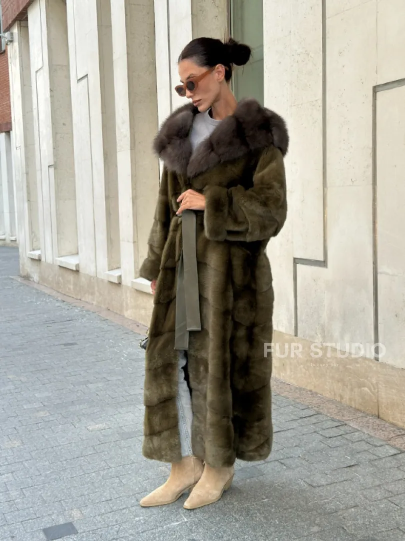 Норковая шуба зеленого цвета с капюшоном из меха куницы - фото 15