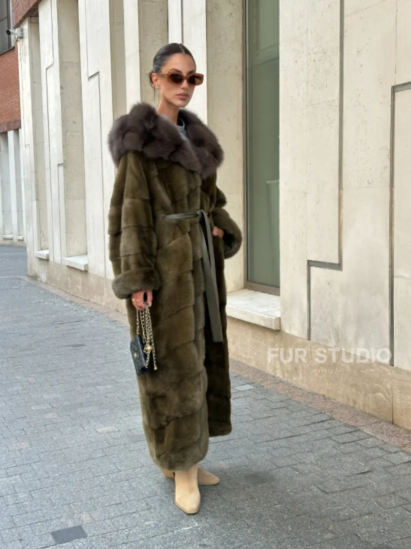 Норковая шуба зеленого цвета с капюшоном из меха куницы - фото 12