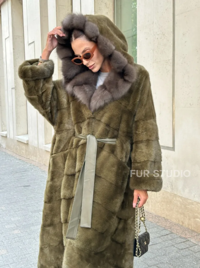 Норковая шуба зеленого цвета с капюшоном из меха куницы - фото 1