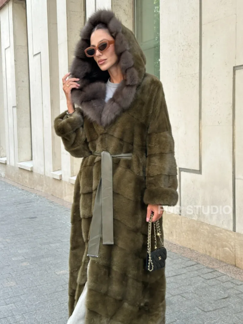 Норковая шуба зеленого цвета с капюшоном из меха куницы - фото 3
