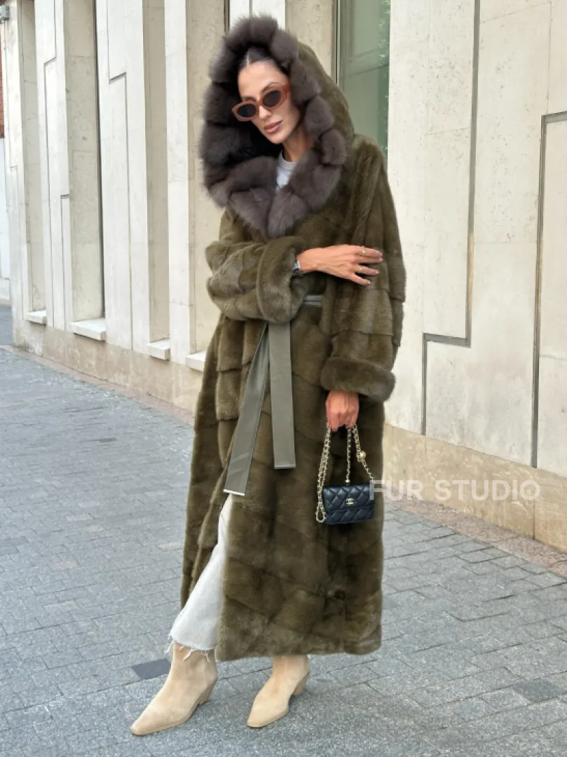 Норковая шуба зеленого цвета с капюшоном из меха куницы - фото 4