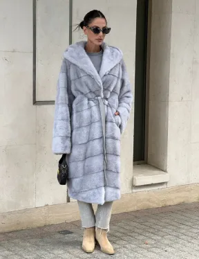 Эффектное пальто - шуба с капюшоном из меха голубой норки