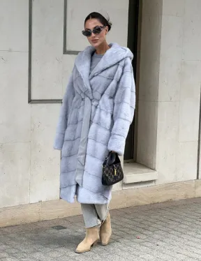 Эффектное пальто - шуба с капюшоном из меха голубой норки