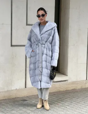 Эффектное пальто - шуба с капюшоном из меха голубой норки