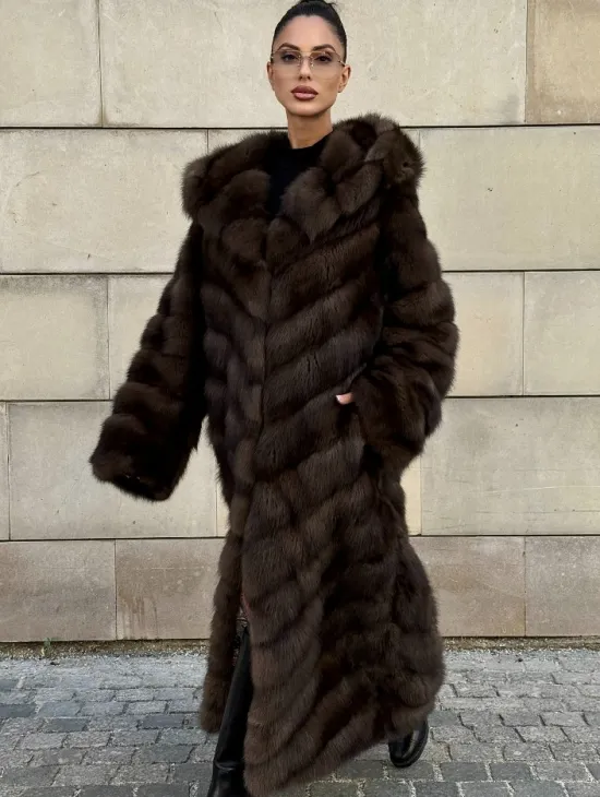 Удлиненная шуба из меха куницы с капюшоном