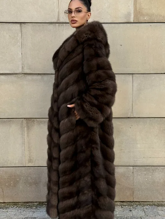 Удлиненная шуба из меха куницы с капюшоном