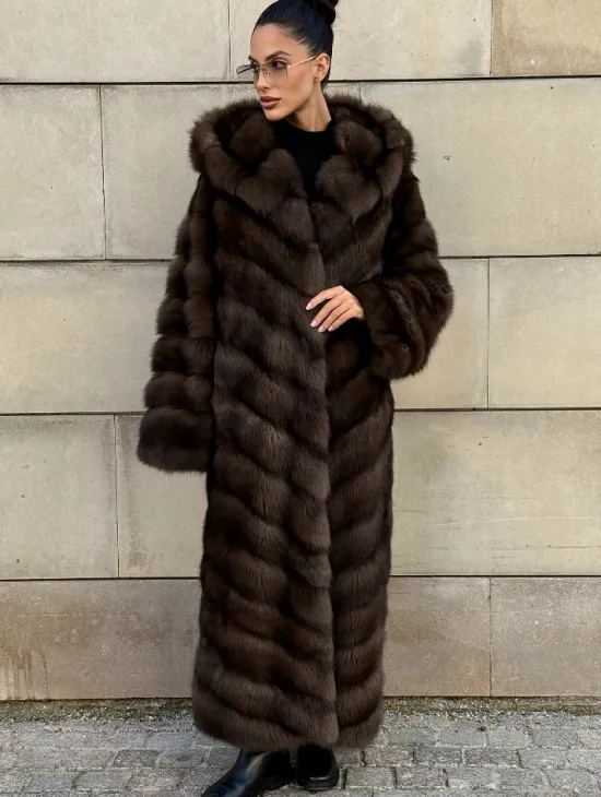 Удлиненная шуба из меха куницы с капюшоном