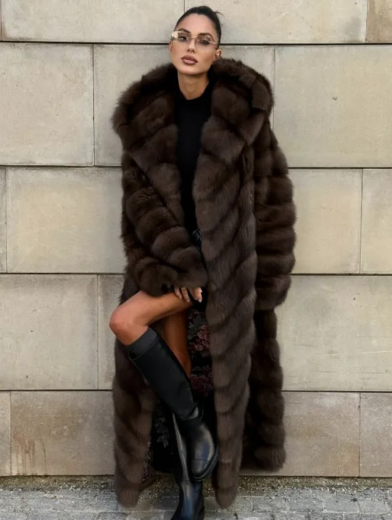 Удлиненная шуба из меха куницы с капюшоном