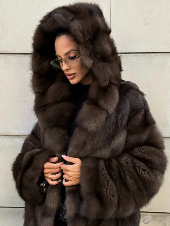 Удлиненная шуба из меха куницы с капюшоном