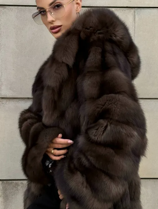 Удлиненная шуба из меха куницы с капюшоном