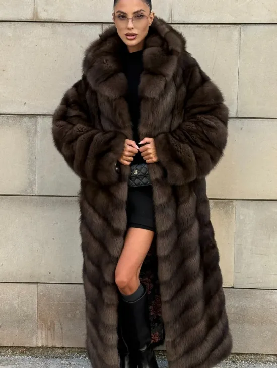 Удлиненная шуба из меха куницы с капюшоном