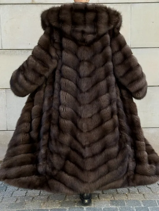 Удлиненная шуба из меха куницы с капюшоном