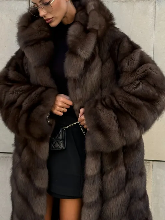 Удлиненная шуба из меха куницы с капюшоном