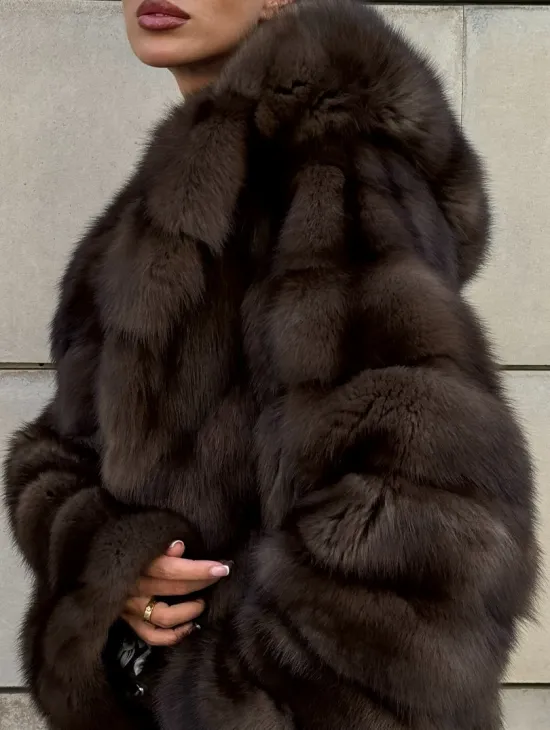 Удлиненная шуба из меха куницы с капюшоном