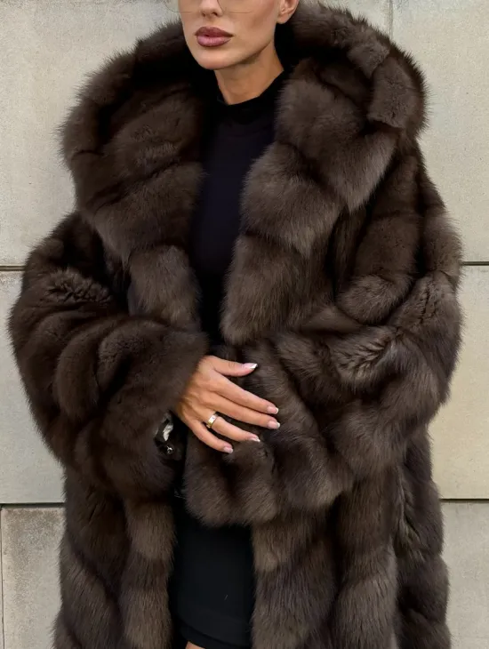 Удлиненная шуба из меха куницы с капюшоном