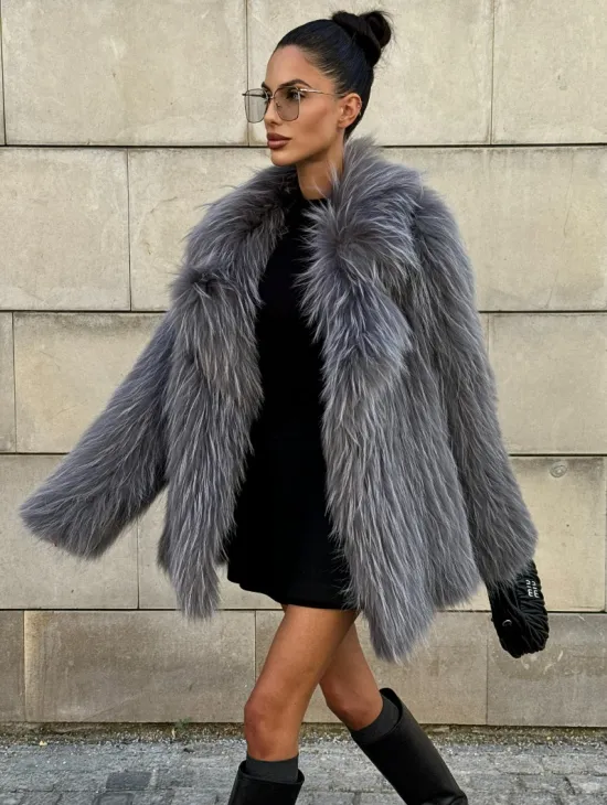 Шуба из меха енота на вязанной основе
