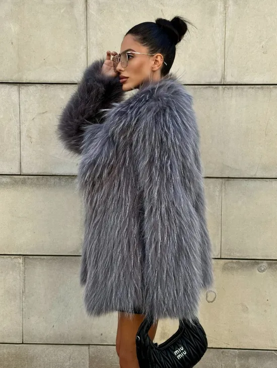 Шуба из меха енота на вязанной основе