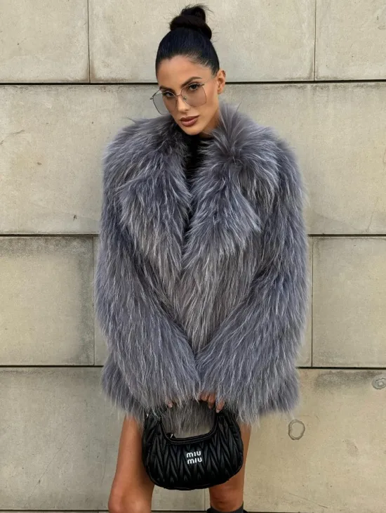 Шуба из меха енота на вязанной основе