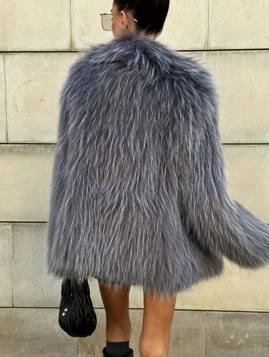 Шуба из меха енота на вязанной основе