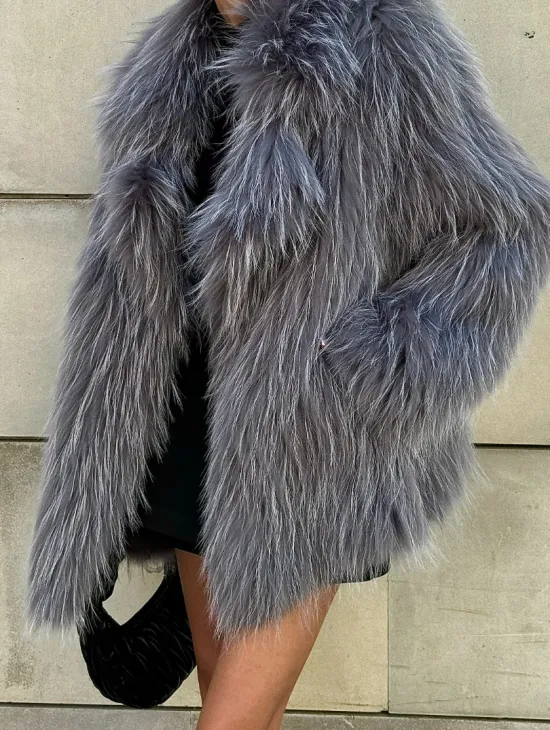 Шуба из меха енота на вязанной основе