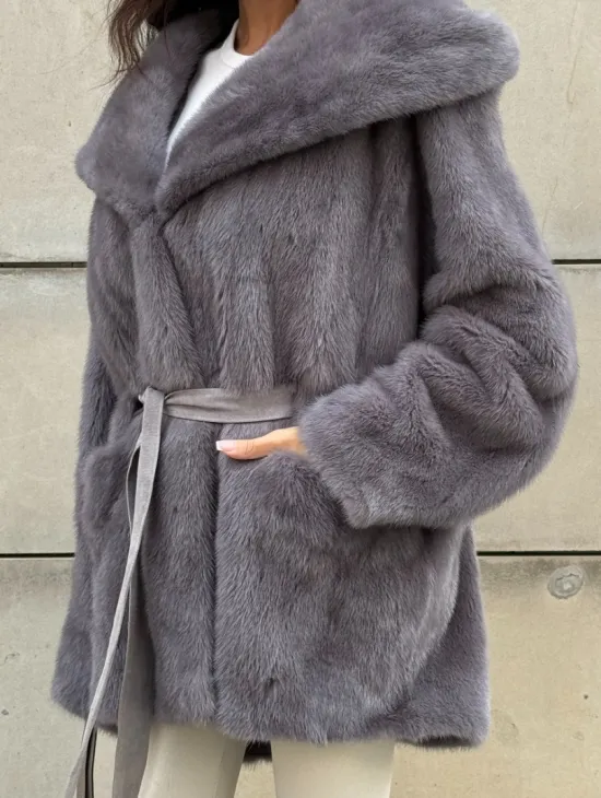 Шуба Летучая мышь из меха норки в технологии роспуск с капюшоном - цвет дымчато-серый