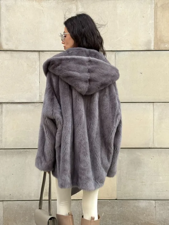 Шуба Летучая мышь из меха норки в технологии роспуск с капюшоном - цвет дымчато-серый