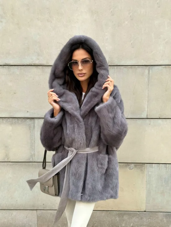 Шуба Летучая мышь из меха норки в технологии роспуск с капюшоном - цвет дымчато-серый