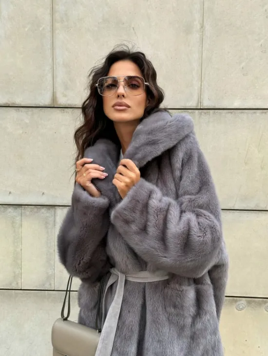 Шуба Летучая мышь из меха норки в технологии роспуск с капюшоном - цвет дымчато-серый
