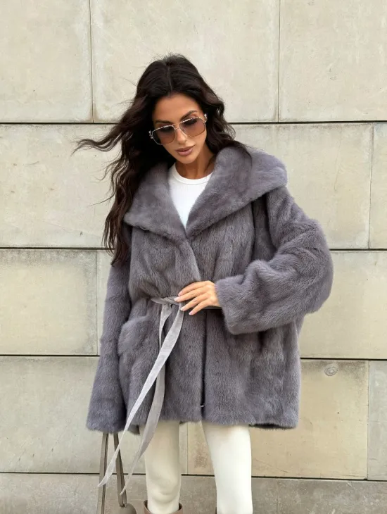 Шуба Летучая мышь из меха норки в технологии роспуск с капюшоном - цвет дымчато-серый