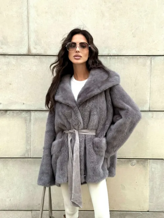 Шуба Летучая мышь из меха норки в технологии роспуск с капюшоном - цвет дымчато-серый