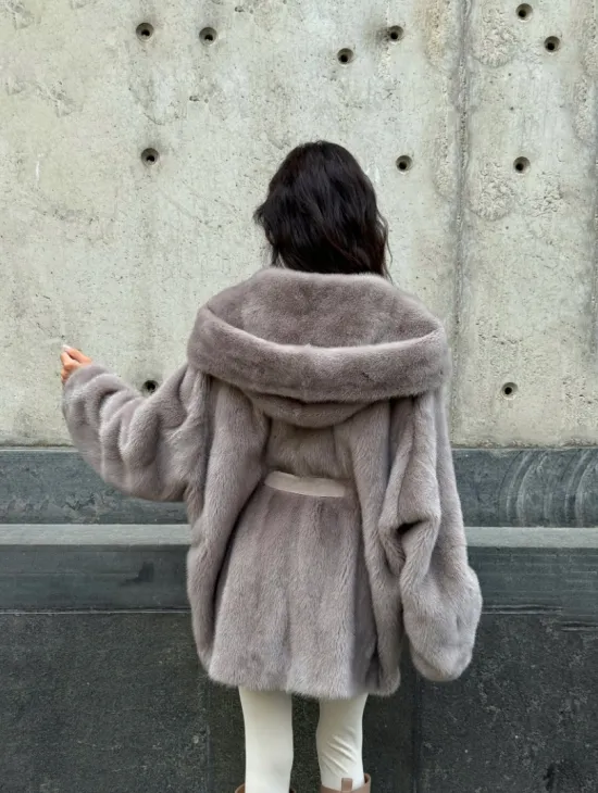 Шуба Oversize из меха цельной норки с капюшоном