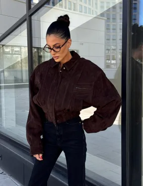 Женская короткая натуральная замшевая куртка - цвет коричневый