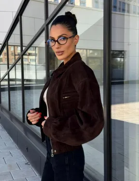 Женская короткая натуральная замшевая куртка - цвет коричневый