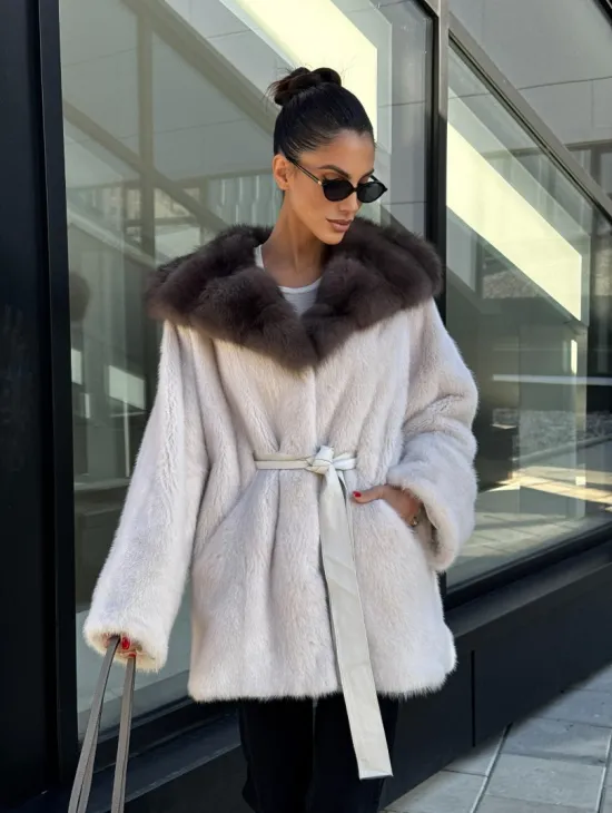 Полушубок из светлой норки с капюшоном куница с поясом