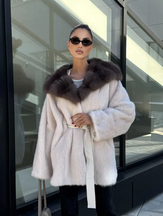 Полушубок из светлой норки с капюшоном куница с поясом