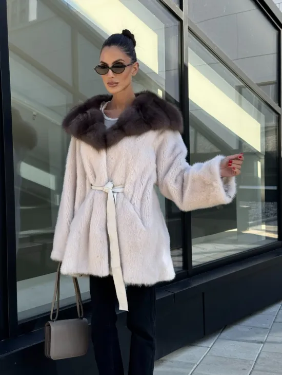 Полушубок из светлой норки с капюшоном куница с поясом