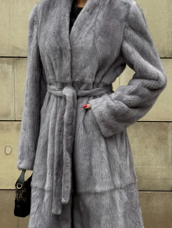 Шуба из голубой скандинавской норки без воротника с поясом “Fashion trend 2024-2025“