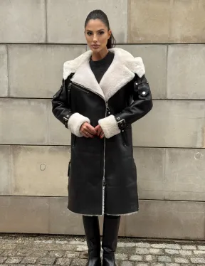 Черная удлиненная дубленка авиатор  с капюшоном на белой овчине