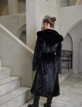 Классическая норковая шуба с капюшоном кобра черного цвета