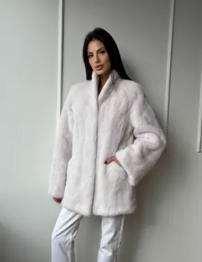 Белый меховой жакет из норки с V-образным воротником и поясом