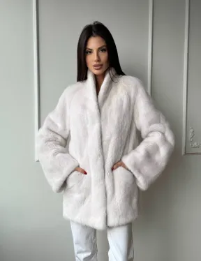 Белый меховой жакет из норки с V-образным воротником и поясом